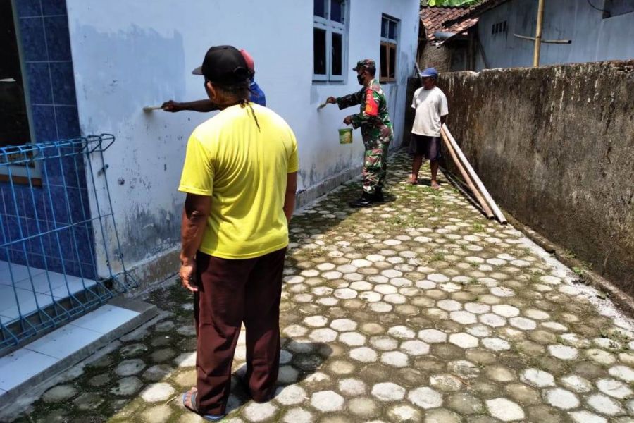 Koramil 16/Margasari Bersama Warga Desa Kalisalak Mengecat Mushola Al Ikhlas