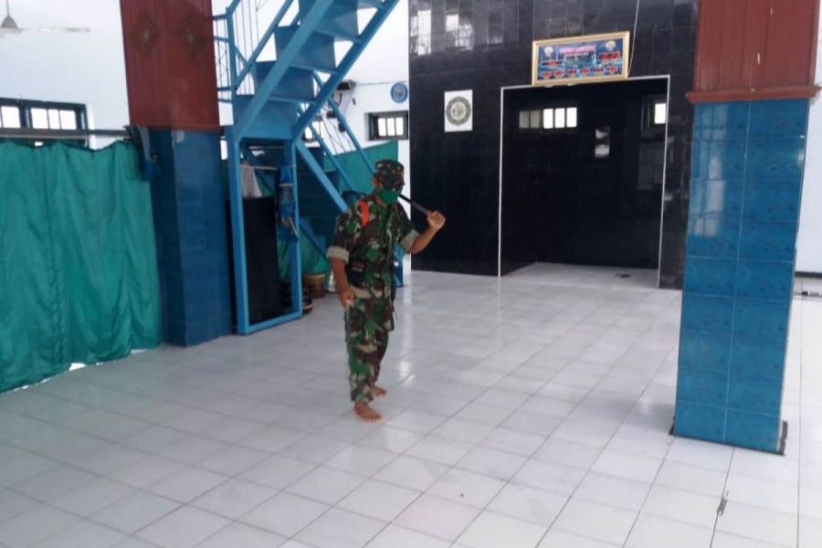 Babinsa Kedokansayang Semprot Masjid dan Rumah Warga Dengan Cairan Disinfektan