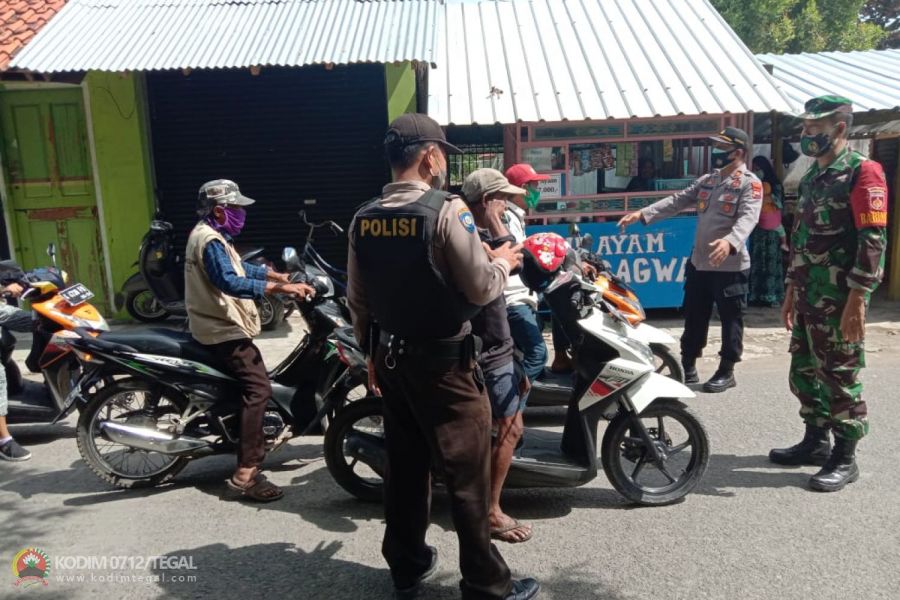 Patroli penegak disiplin Covid 19 Terus di Gencarkan Oleh Anggota Koramil Pagerbarang