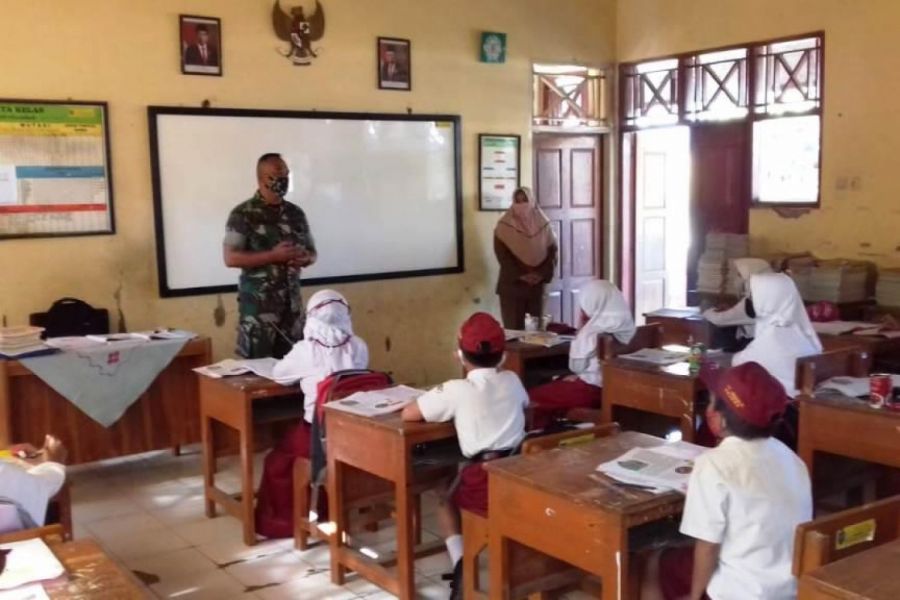 Pastikan Penerapan Protokol Kesehatan, Danramil Sambangi SD Negeri 03 Bojong