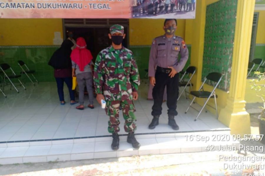 Babinsa Bersama Bhabinkamtibmas Kawal Pendistribusian BLT DD Pedagangan