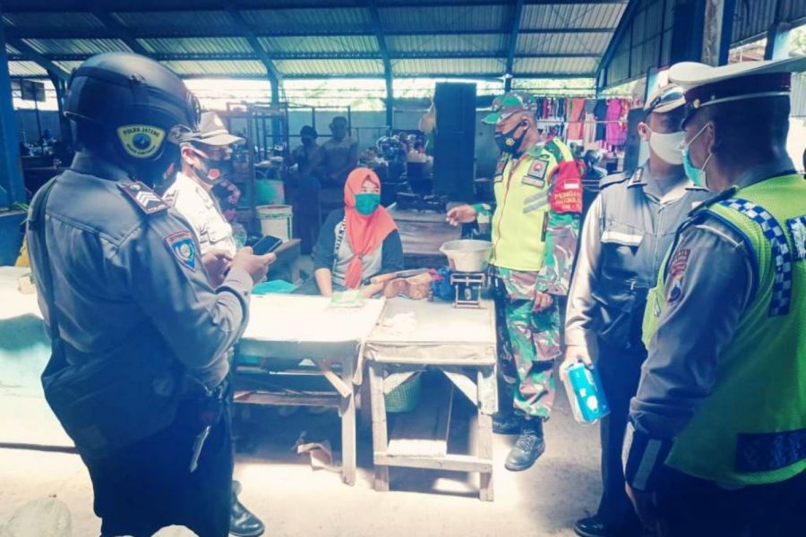 Patroli Gabungan Penegakan Protokol Kesehatan Di Pasar bandung