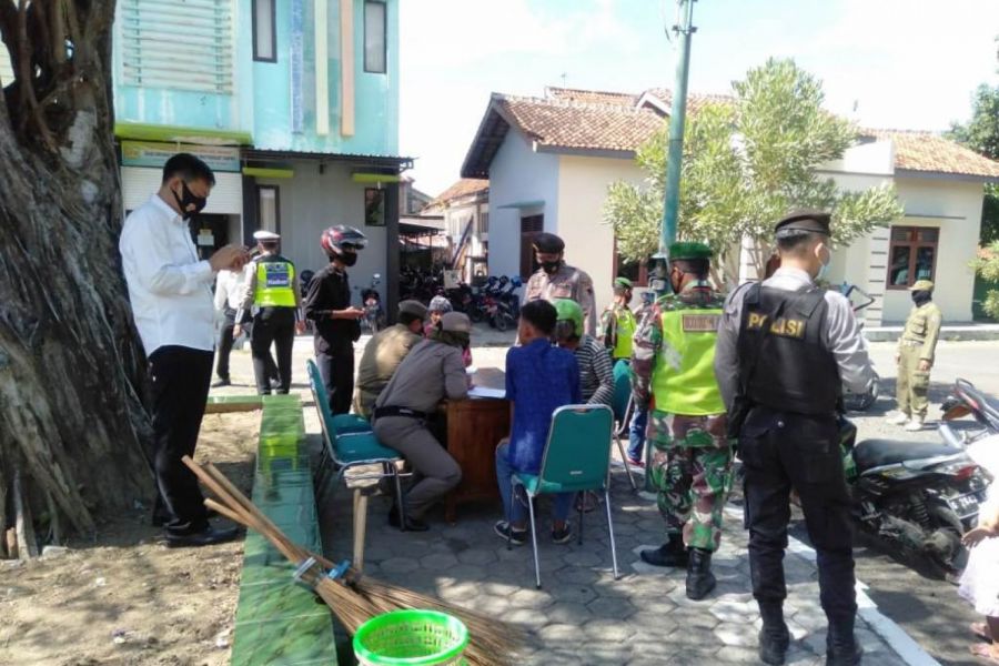 Anggota Koramil, Polsek Kramat Dan Satpol PP Gelar Operasi Yustisi Di Wilayah Kramat