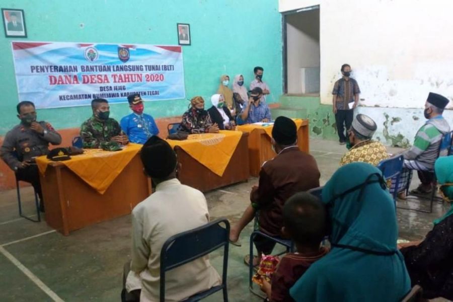 Bumijawa – Komandan Koramil 19/Bumijawa Kodim 0712/Tegal Kapten Cpm Aries K bersama Camat Bumijawa