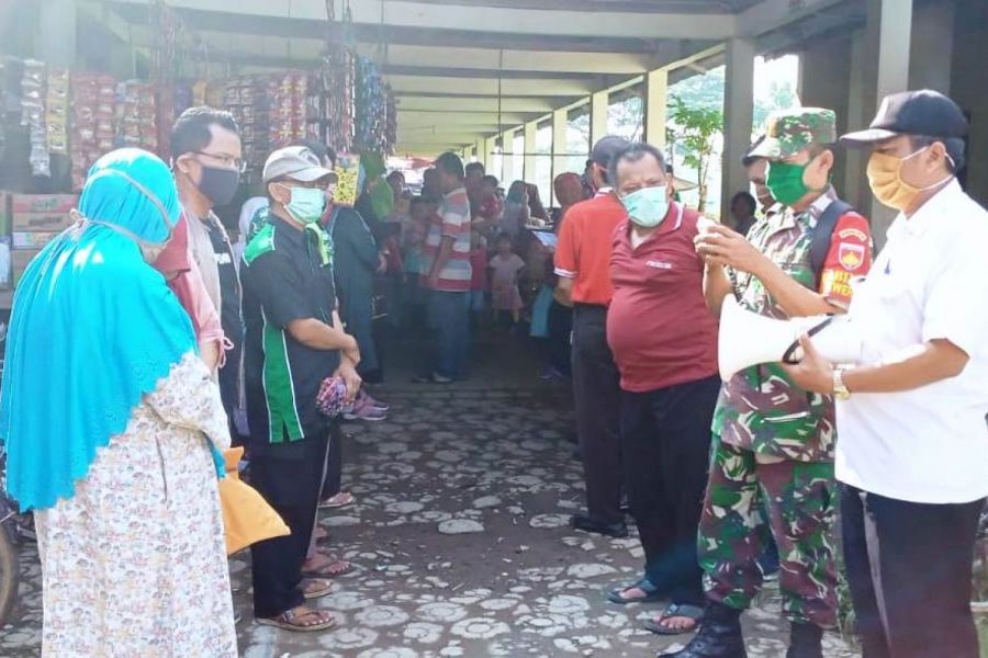 Babinsa Dan Kades Berikan Himbauan Tentang Covid-19 Kepada Warga Di Pasar Penarukan