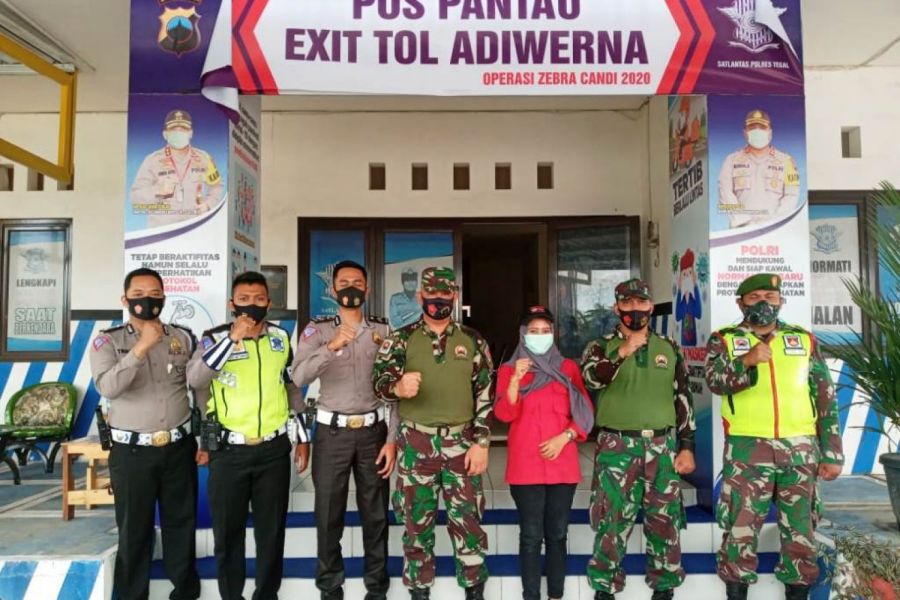 Petugas Gabungan Pantau Arus Lalin Di Exit Tol Adiwerna