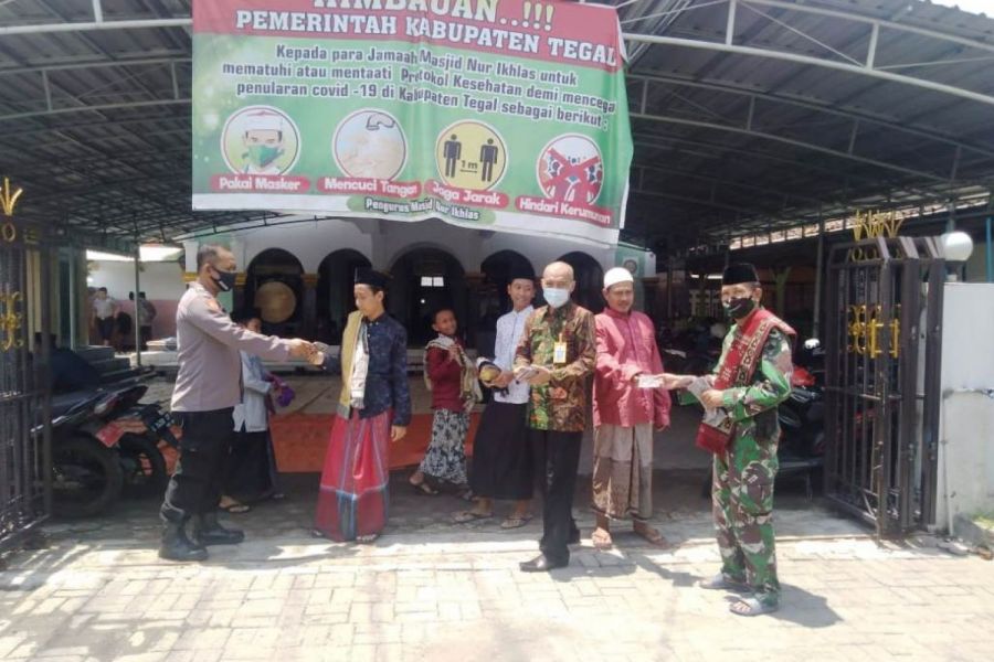 Sebelum Sholat Jum’at, Forkopincam Suradadi Bagikan Masker