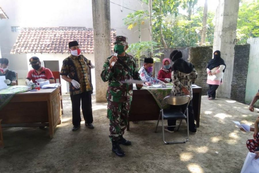 Danramil Beserta Anggota Koramil Tarub Laksanakan Pendampingan Pembagian BLT