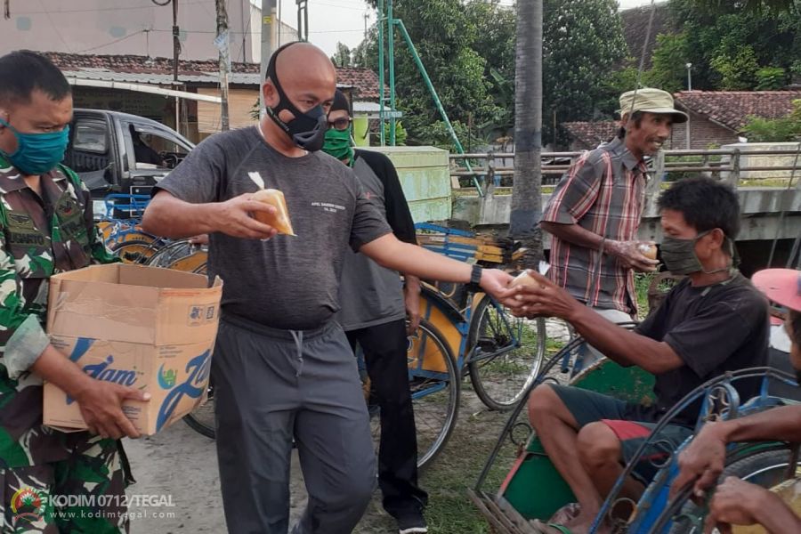 Dandim Tegal Bagi Takjil Untuk Masyarakat