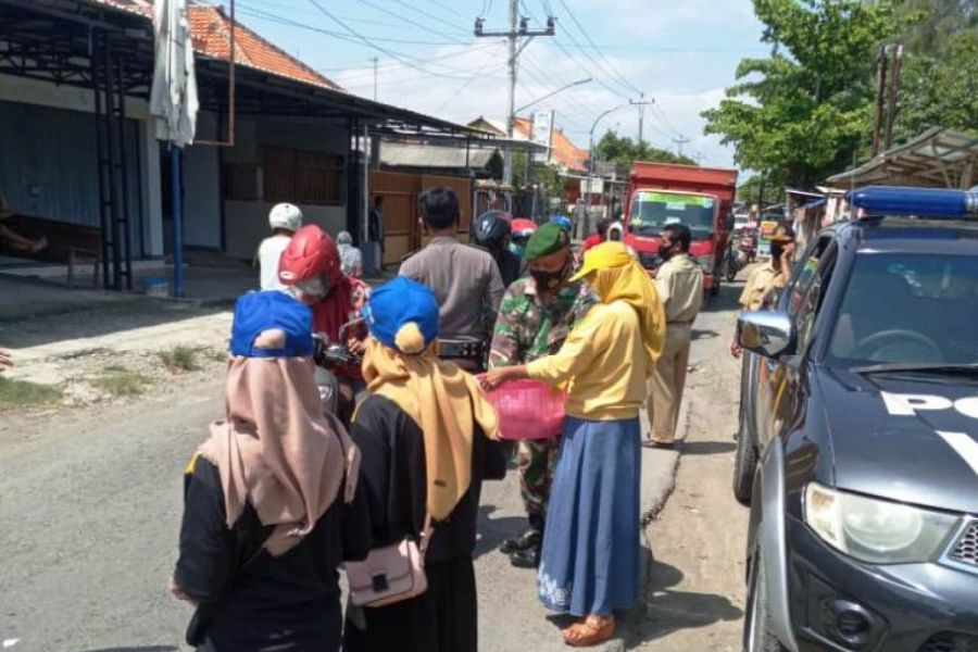 Forkompimcam Kramat Ajak Mahasiswa KKN UPS Ikuti Razia Masker