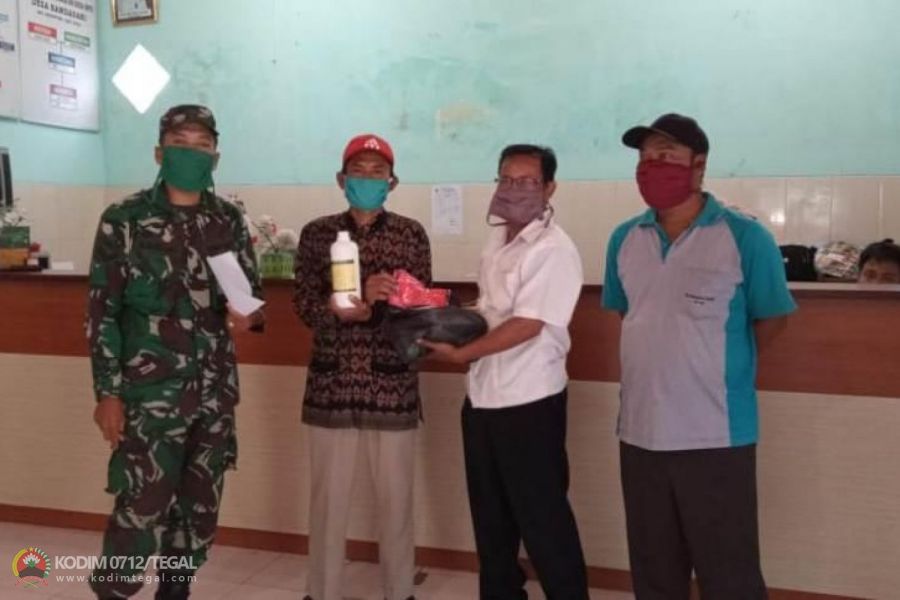 Cegah Covid-19, Babinsa Koramil 10/Dukuhturi, Bersama Perangkat Desa Bandasari Bagikan Masker