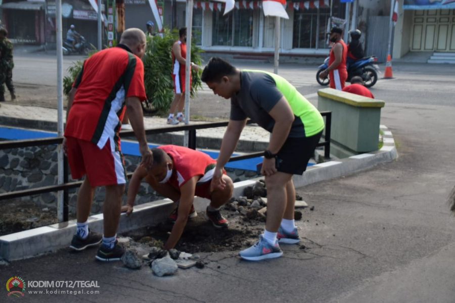Dandim Tegal Pimpin Pembersihan Pangkalan Guna Menciptakan Lingkungan Sehat Dan Nyaman