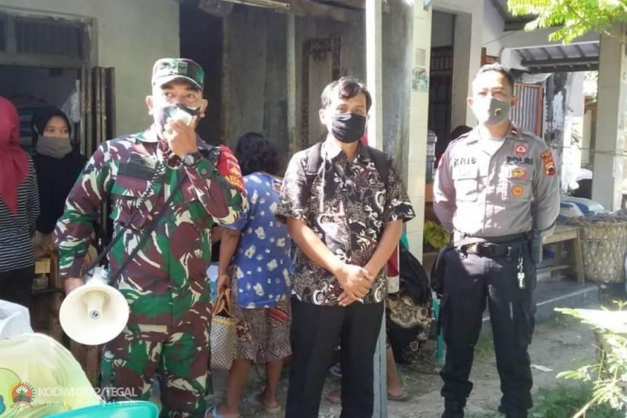 Babinsa Bersama Bhabinkamtibmas Randusari Dampingi Penyaluran BPNT