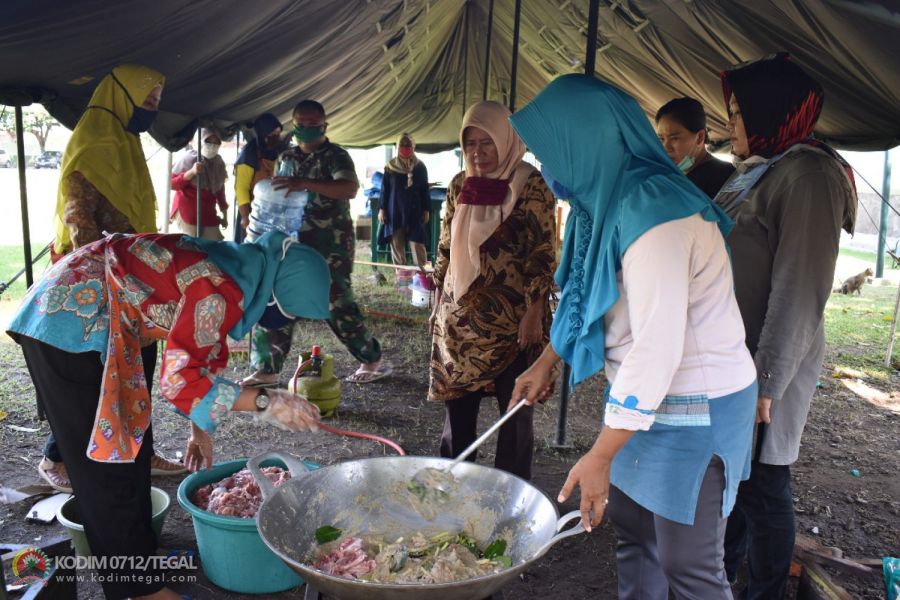 Diminggu Akhir Bulan Puasa, Persit KCK Cabang XXII Kodim 0712/Tegal Bagi 700 Paket Nasi dan Sembako