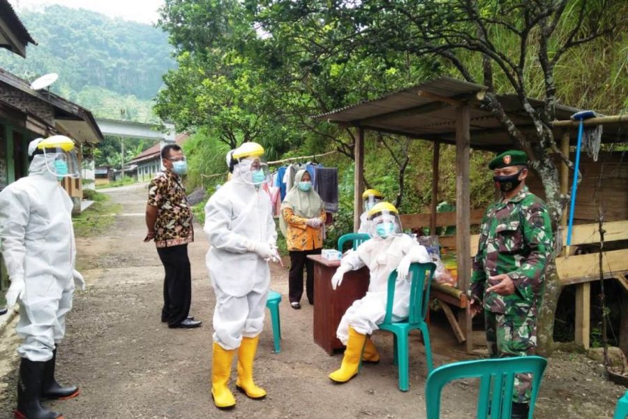 Warga Desa Dukuh Benda Kecamatan Bumijawa Di Swab