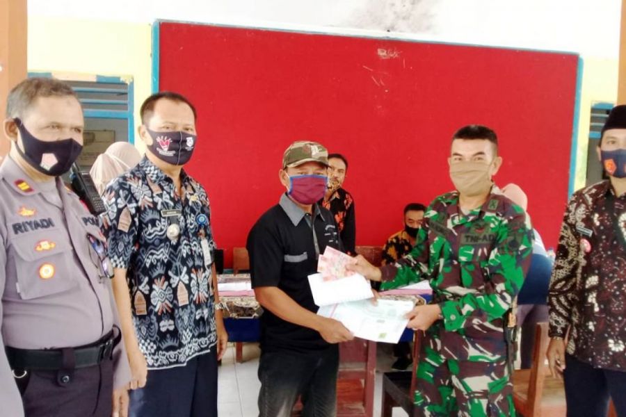 327 Warga Desa Karanganyar Mendapatkan BLT DD Tahap V Tahun 2020