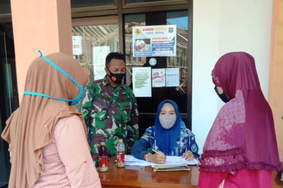 Babinsa Bantu Pendistribusian Bansos Di Wilayah Kelurahan Sumurpanggang