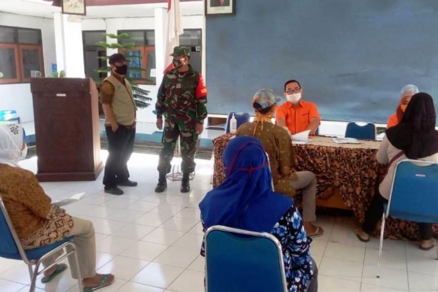 Babinsa Berikan Pendampingan Pada Pendistribusian BST