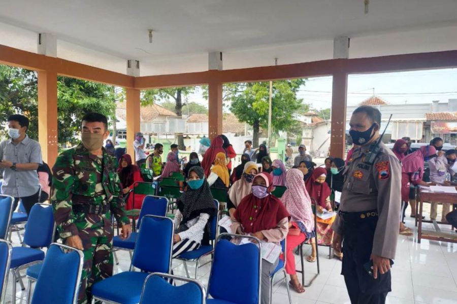 Koramil Bantu Pendistribusian BLT DD Di Desa Karanganyar