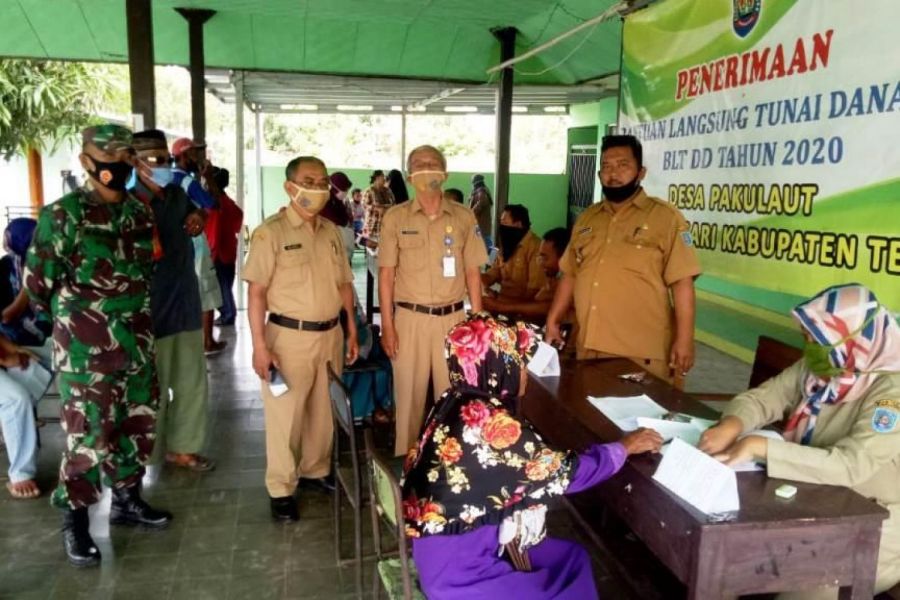 Babinsa Monitor Dan Amankan Pembagian BLT DD Pakulaut