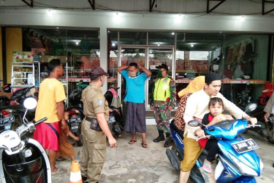 Gugus Tugas Covid 19 Lebaksiu Bagikan Masker Hingga Tertibkan Pedagang Dan Pembeli