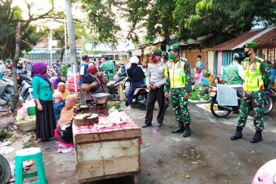 Sosialisasi Dan Edukasi Tentang Covid-19 Serta Penertiban Pasar Trayeman