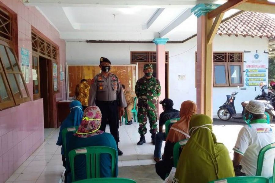 Pos Ramil 22/Dukuhwaru Bantu Pendistribusian BLT DD Di Desa Slarang Lor