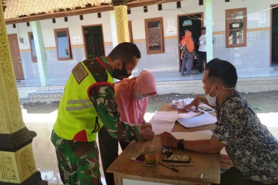 Dampingi Pembagian BLT, Babinsa Bersama Kades Ingatkan Keamanan Dan Peruntukannya