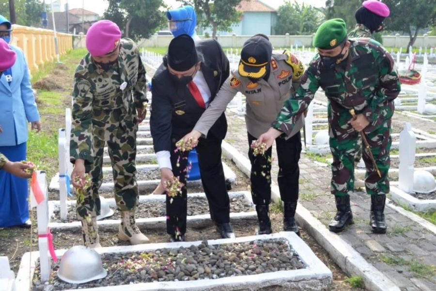 HUT Kormar, Dandim Dan Jajaran Forkopimda Dampingi Dankormar Taburkan Bunga Di Pusara Pahlawan