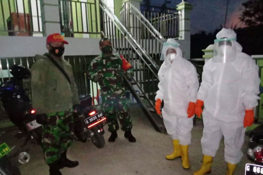 Warga Desa Dukuh Tengah Kecamatan Bojong Di Jemput Petugas RS Harapan Sehat