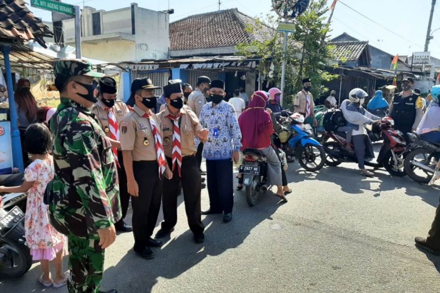 Kecamatan Dan Kwaran Tegal Selatan Bersama Koramil dan Polsek bagikan Masker
