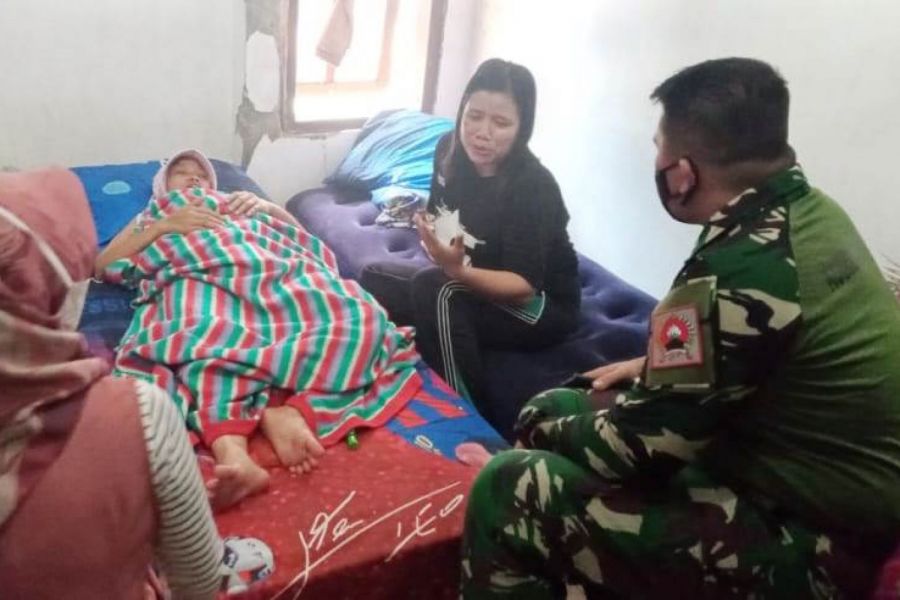 Dandim Tegal Jenguk Istri Anggota Yang Sedang Sakit