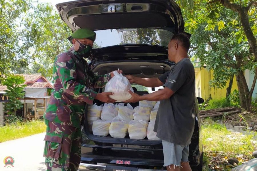 Jelang Ramadhan 1441 H, Babinsa Koramil 13/Kedungbanten Bagi bagi Sembako