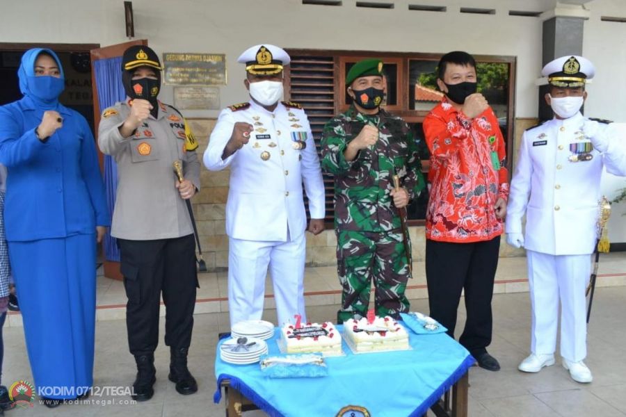 Kue Ulang Tahun Untuk TNI AL di Mako Lanal Tegal
