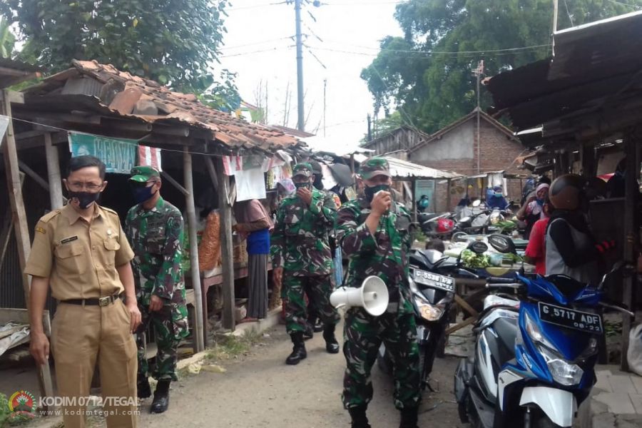 Pasar Tradisional Desa Pekiringan  Didatangi Babinsa Koramil 08/Talang.