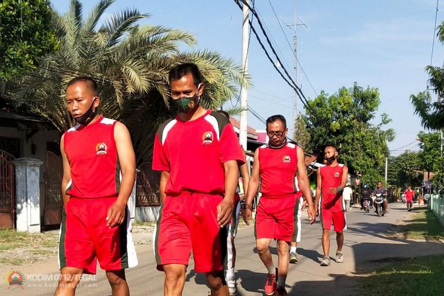 Memelihara Kesehatan, personil Kodim Tegal jalan kaki 30 menit.