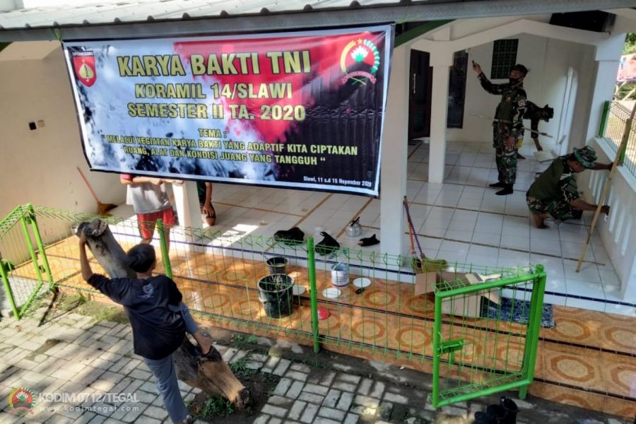 Anggota Koramil 14/Slawi & Masyarakat Kelurahan Kudaile Slawi melaksanakan Pengecatan Tempat Ibada