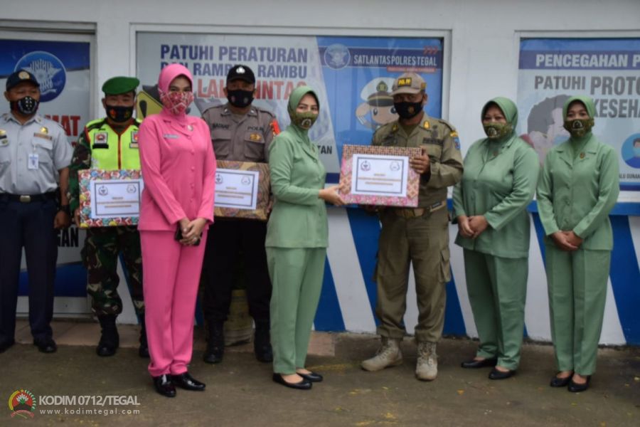 Berikan Dukungan, Persit Kodim Tegal bersama Bhayangkari Bagikan Bingkisan untuk Personel Pospam