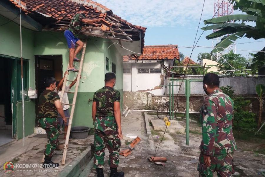 Serba Bisa, Anggota Koramil Melaksanakan Rehab Kantor