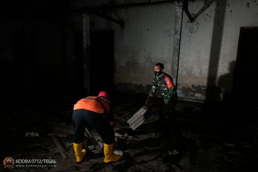 Babinsa Koramil Lebaksiu Bantu Warga Yang Rumahnya Rusak Akibat Disapu Angin Puting Beliung