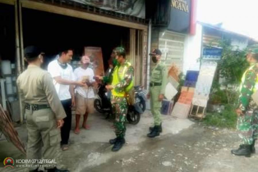 Satgas Gugus Tugas Covid 19 Kecamatan Lebaksiu Bagi-bagi Masker