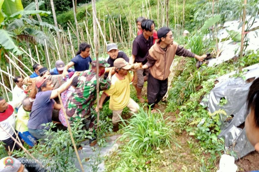Babinsa Koramil 19/Bumijawa bantu evakuasi Korban Longsor