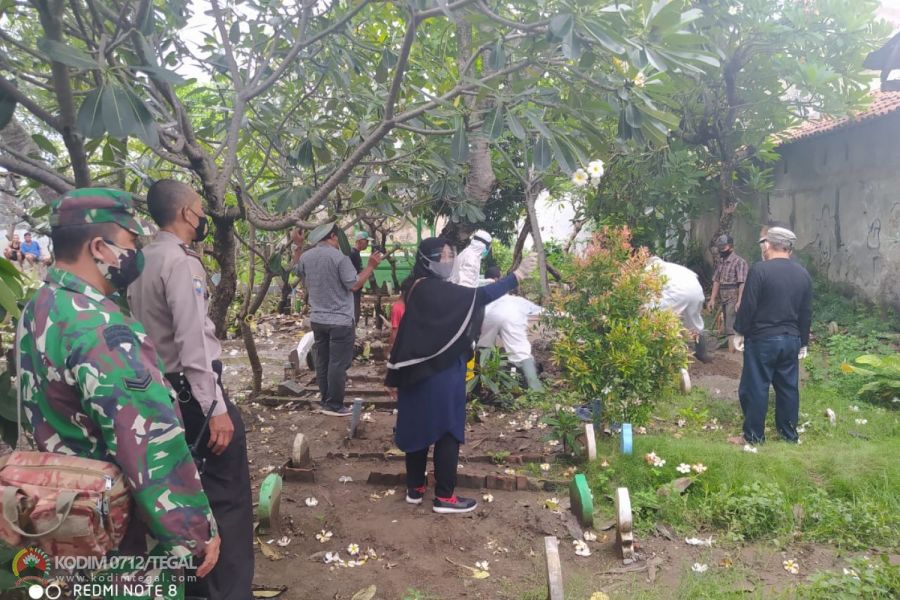 Babinsa Turut Mengamankan Proses Jalannya Pemakaman Jenazah Suspek Covid – 19