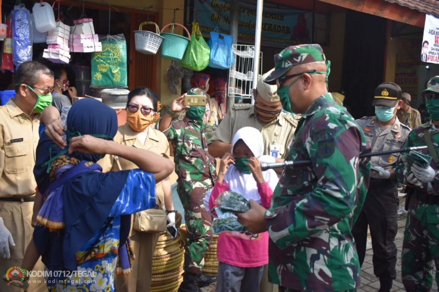 Bantu Masyarakat di Masa Pandemi Covid-19, Dandim Tegal Bagikan Masker di Pasar