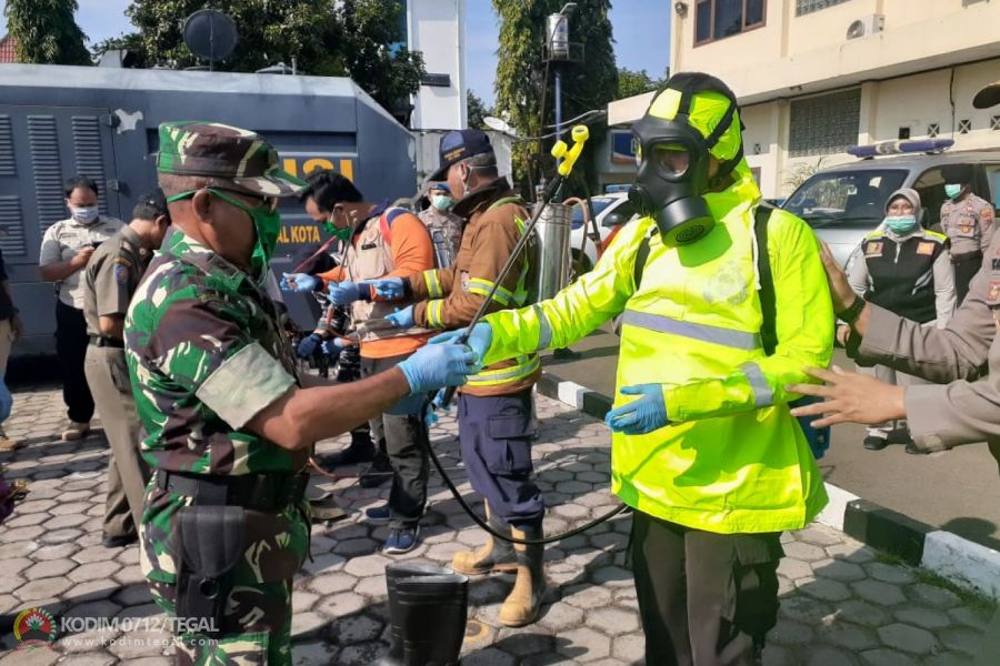 Dandim Tegal Menyerahkan Alat Perlengkapan Pencegahan Virus Covid-19