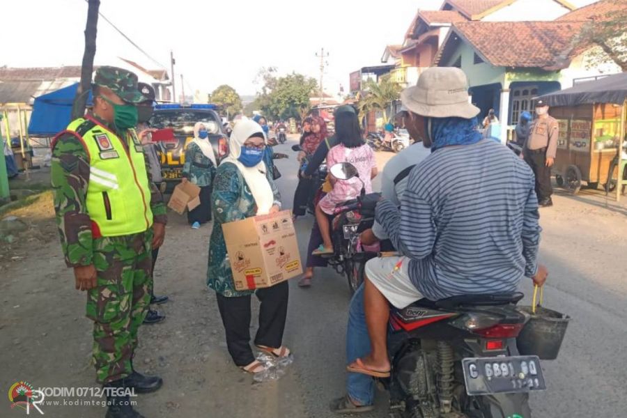 Babinsa Kedungbanteng Dampingi Tim PKK Desa Karanganyar Bagikan Masker dan Takjil Ramadhan