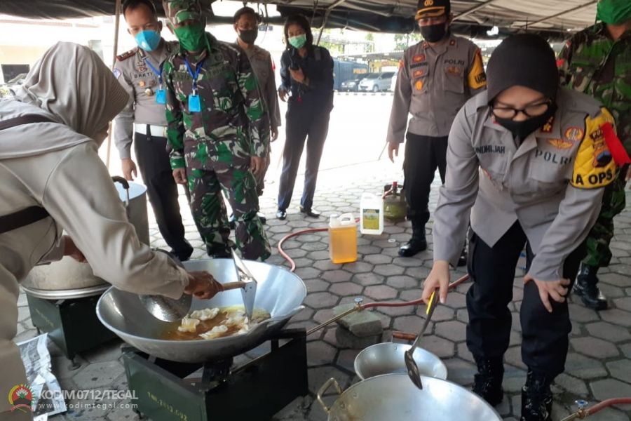 TNI - Polri Siapkan 300 Paket Nasi Untuk Warga Miskin Yang berdampak Pandemi Covid-19.