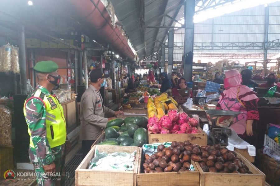 Danramil Dukuhturi Ajak Pengunjung Pasar  Pepedan Untuk Peduli Kesehatan