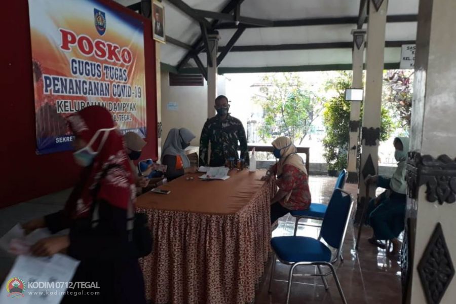 Babinsa Koramil Kramat Dampingi Penyaluran BLT Tahap III  Di Kelurahan Dampyak