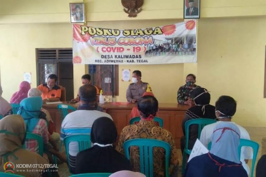 Babinsa Koramil 07/Adiwerna Lakukan Pendampingan dalam Pembagian BLT